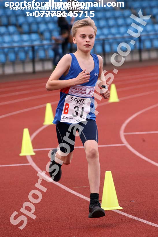 Boys under-13s 3 stage relay, Northern Senior 6 and 4 and Junior Stage Road Relays, SportsCity, Manchester. Photo:  David T. Hewitson/Sports for All Pics